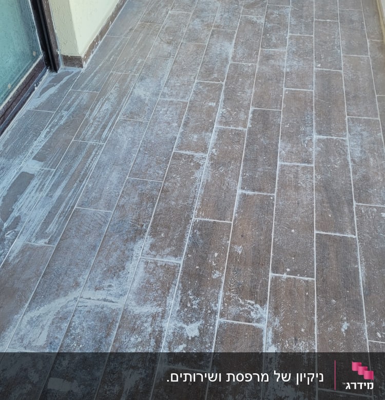 רצפה מלוכלכת עם סימני ניקוי לבנים